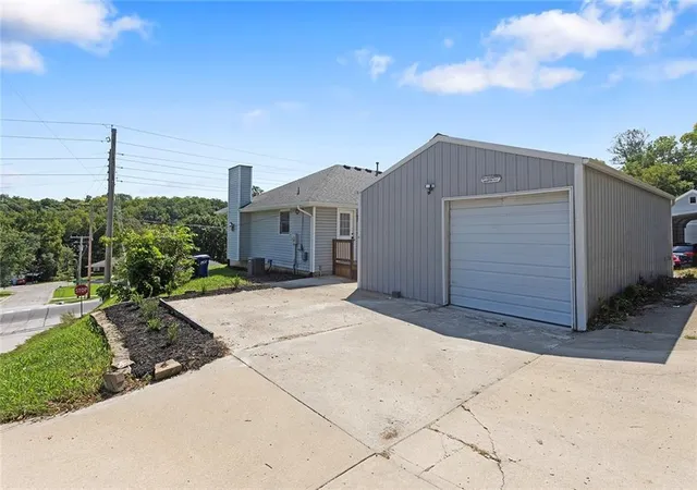 2nd image of 500 S Commercial Ave, Smithville, MO 64089 | MLS# 2638257