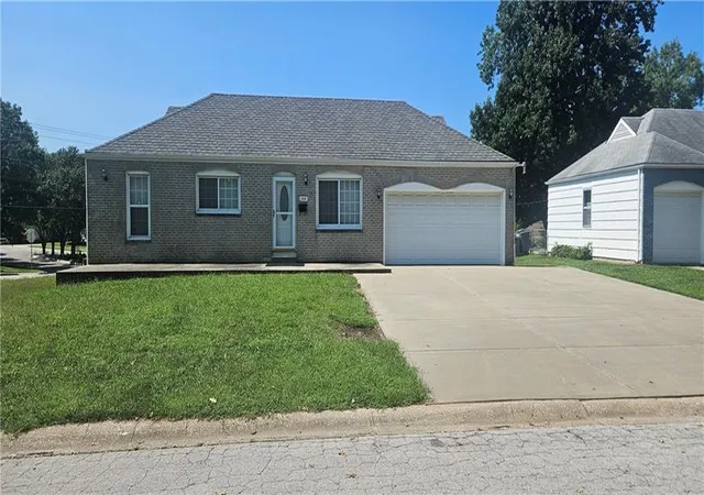 Photo 3 of Single family home for sale at 218 Sw Opal Dr, Lee's Summit, MO 64081 | MLS# 2638258 | Listing updated on 2026-08-27
