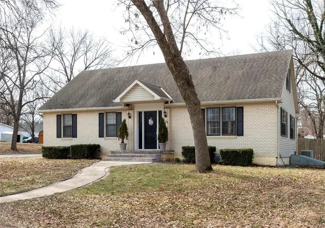 1st image of 102 N Main St, Tonganoxie, KS 66086 | MLS# 2638260