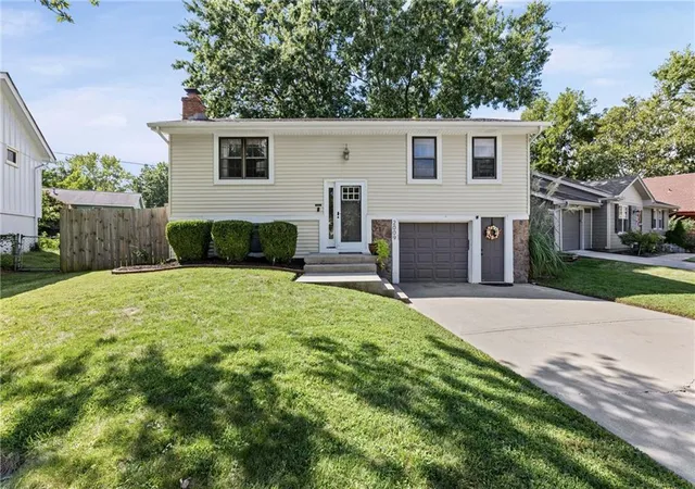 Photo 1 of Sale Pending at 2009 E Arrowhead Dr, Olathe, KS 66062 | MLS# 2638266 | Listing updated on 2026-09-25