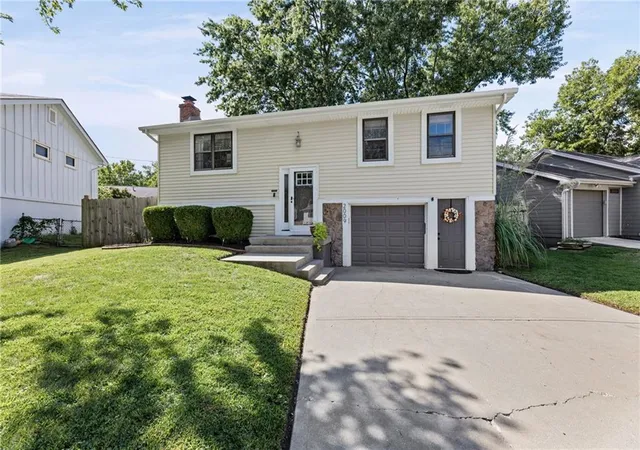Photo 3 of Sale Pending at 2009 E Arrowhead Dr, Olathe, KS 66062 | MLS# 2638266 | Listing updated on 2026-09-25