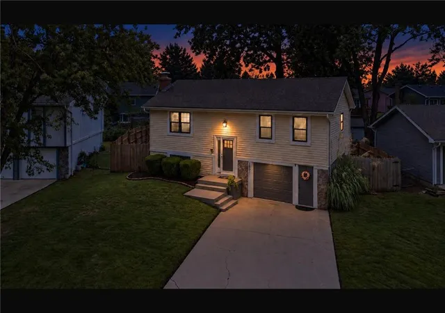 Photo 3 of Sale Pending at 2009 E Arrowhead Dr, Olathe, KS 66062 | MLS# 2638266 | Listing updated on 2026-09-25