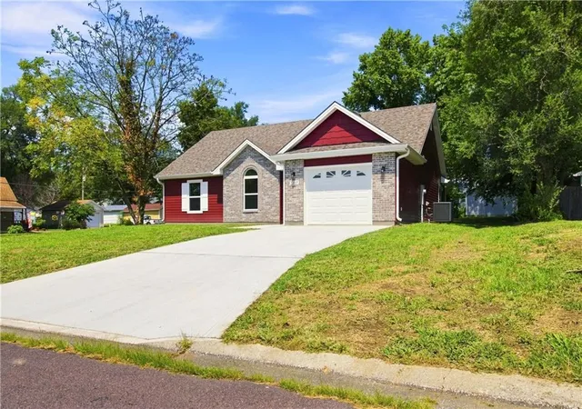 Photo 2 of Single family home for sale at 1207 E 11th St, Sedalia, MO 65301 | MLS# 2638268 | Listing updated on 2026-08-23