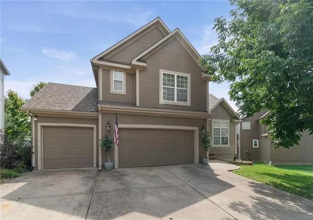 1st image of 405 Sw Gentry Ln, Lee's Summit, MO 64081 | MLS# 2638269