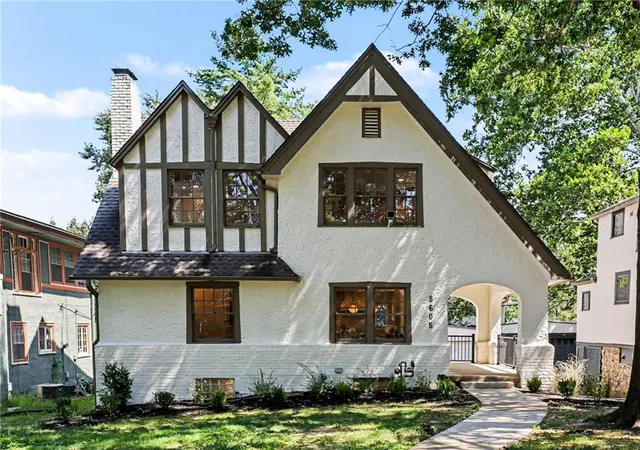 Single family home for sale at 5605 Kenwood Ave, Kansas City, MO 64110 | MLS# 2638270