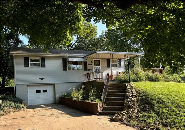 1st image of 1609 Green Valley Rd, St Joseph, MO 64505 | MLS# 2638295