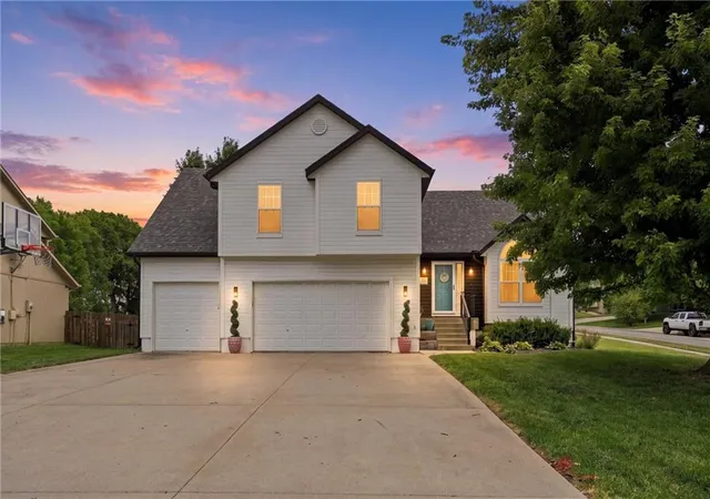 Photo 1 of Sale Pending at 2305 Sw Pheasant Trl, Lee's Summit, MO 64082 | MLS# 2638296 | Listing updated on 2026-09-05