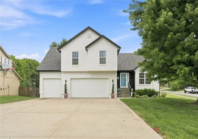 Photo 2 of Sale Pending at 2305 Sw Pheasant Trl, Lee's Summit, MO 64082 | MLS# 2638296 | Listing updated on 2026-09-05