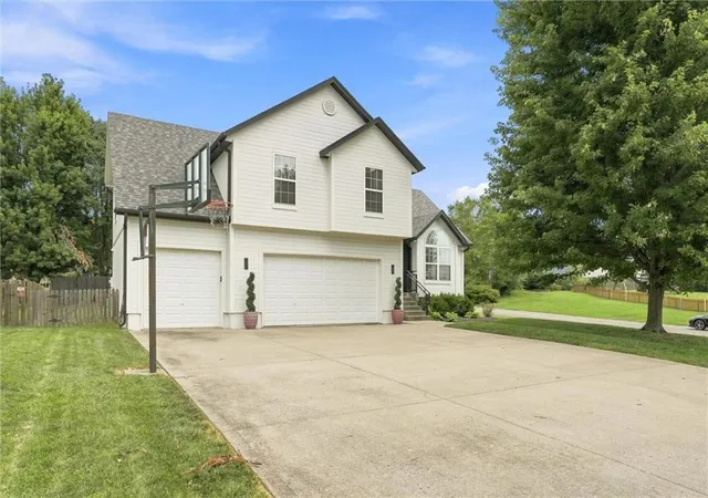 Photo 3 of Sale Pending at 2305 Sw Pheasant Trl, Lee's Summit, MO 64082 | MLS# 2638296 | Listing updated on 2026-09-05