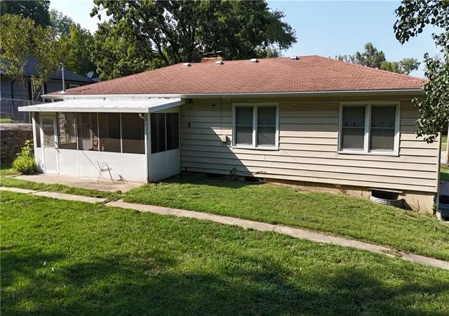 2nd image of 9723 E 13th St S, Independence, MO 64052 | MLS# 2638302