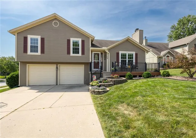 Photo 2 of Single family home for sale at 128 Sw Tess Ct, Lee's Summit, MO 64081 | MLS# 2638305 | Listing updated on 2026-10-05