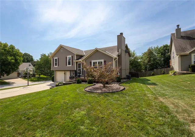Photo 3 of Single family home for sale at 128 Sw Tess Ct, Lee's Summit, MO 64081 | MLS# 2638305 | Listing updated on 2026-10-12