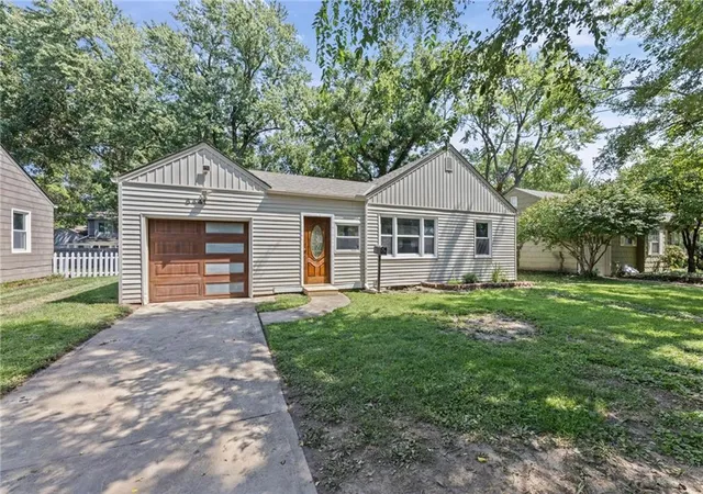 image of 5441 Cedar St, Roeland Park, KS 66205 | MLS# 2638306