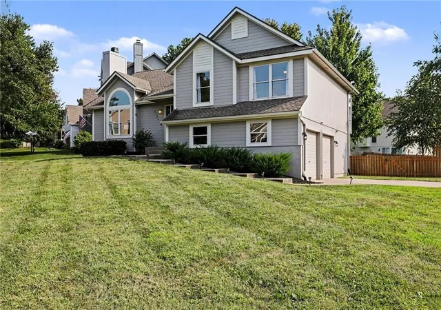 Photo 2 of Sale Pending at 2529 Sw 10th St, Lee's Summit, MO 64081 | MLS# 2638333 | Listing updated on 2026-09-01