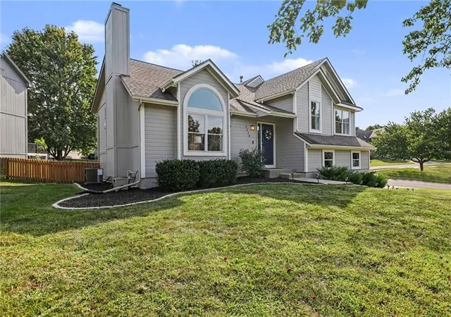 Photo 3 of Sale Pending at 2529 Sw 10th St, Lee's Summit, MO 64081 | MLS# 2638333 | Listing updated on 2026-09-01