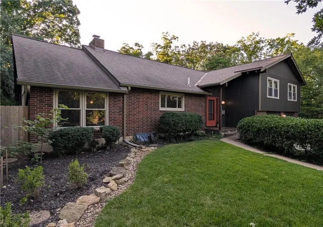 2nd image of 10050 Roe Ave, Overland Park, KS 66207 | MLS# 2638335