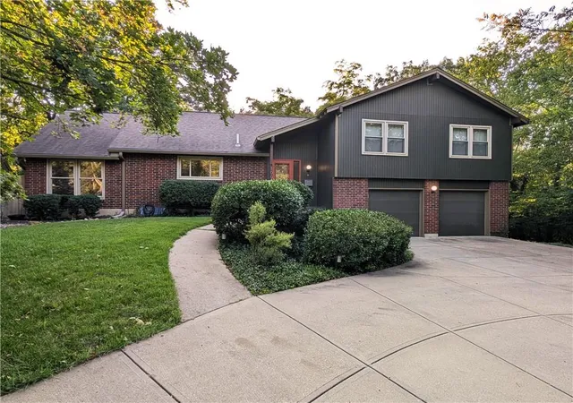 3rd image of 10050 Roe Ave, Overland Park, KS 66207 | MLS# 2638335