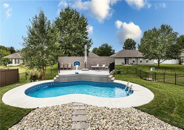 2nd image of 814 S Sunset Ln, Raymore, MO 64083 | MLS# 2638338