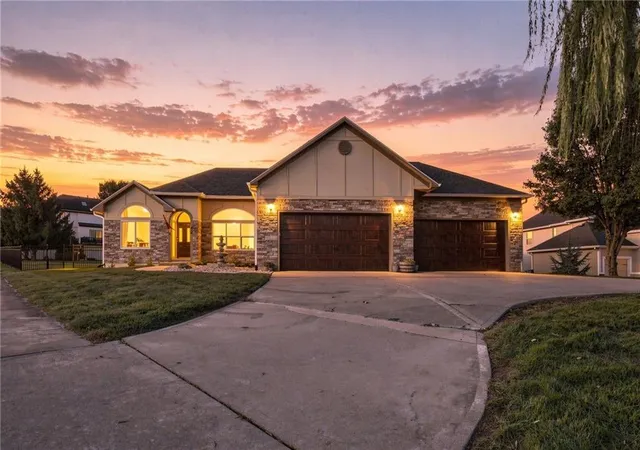 Photo 1 of Single family home for sale at 417 Se Hackamore Ct, Lee's Summit, MO 64082 | MLS# 2638349 | Listing updated on 2026-10-16
