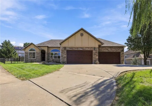 Photo 2 of Single family home for sale at 417 Se Hackamore Ct, Lee's Summit, MO 64082 | MLS# 2638349 | Listing updated on 2026-10-16