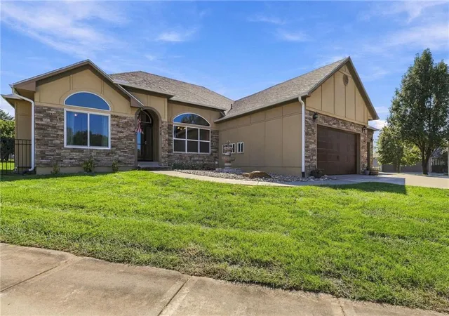 Photo 3 of Single family home for sale at 417 Se Hackamore Ct, Lee's Summit, MO 64082 | MLS# 2638349 | Listing updated on 2026-10-16