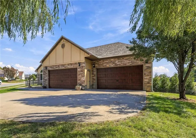 Photo 3 of Single family home for sale at 417 Se Hackamore Ct, Lee's Summit, MO 64082 | MLS# 2638349 | Listing updated on 2026-10-16
