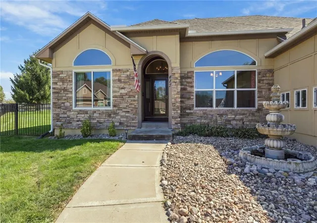 Photo 4 of Single family home for sale at 417 Se Hackamore Ct, Lee's Summit, MO 64082 | MLS# 2638349 | Listing updated on 2026-10-16