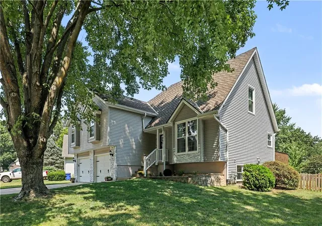 Photo 2 of Sale Pending at 4051 Sw Clipper Ln, Lee's Summit, MO 64082 | MLS# 2638354 | Listing updated on 2026-09-02