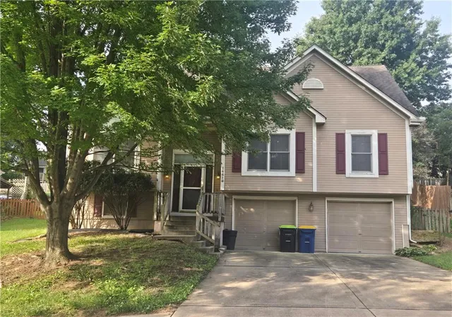 Photo 2 of Sale Pending at 14614 Killarney Ln, Smithville, MO 64089 | MLS# 2638358 | Listing updated on 2026-08-27