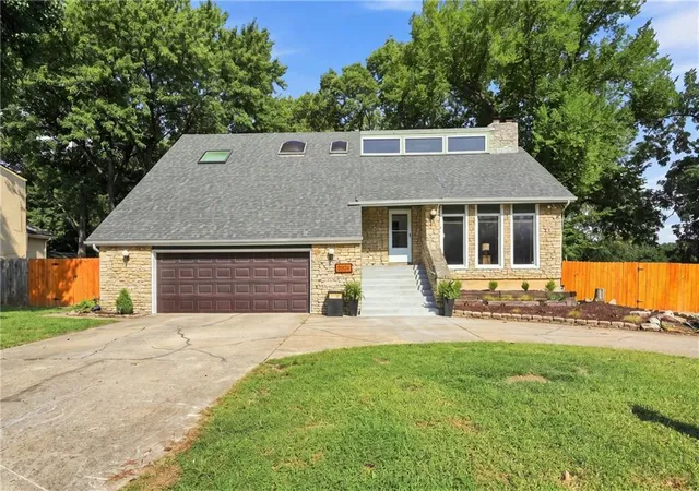 1st image of 5304 Queal Dr, Shawnee, KS 66203 | MLS# 2638363