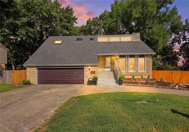 2nd image of 5304 Queal Dr, Shawnee, KS 66203 | MLS# 2638363