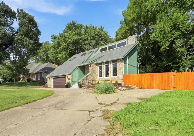 3rd image of 5304 Queal Dr, Shawnee, KS 66203 | MLS# 2638363