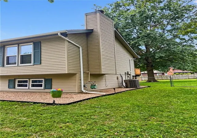 Photo 4 of Single family home for sale at 1607 Ne 114 St, Kansas City, MO 64155 | MLS# 2638364 | Listing updated on 2026-09-27