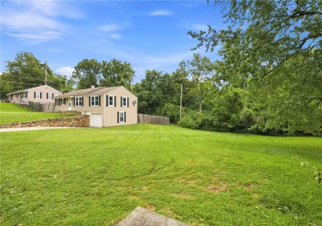 2nd image of 1711 N Hocker St, Independence, MO 64050 | MLS# 2638369