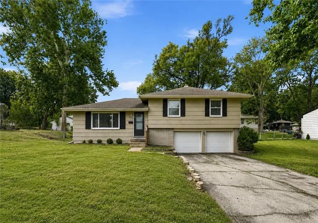 1st image of 8611 E 85th St, Raytown, MO 64138 | MLS# 2638370