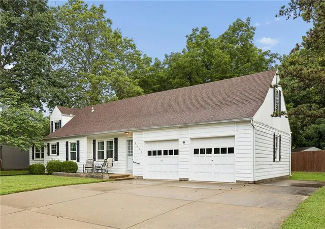 3rd image of 8236 Santa Fe Dr, Overland Park, KS 66204 | MLS# 2638376