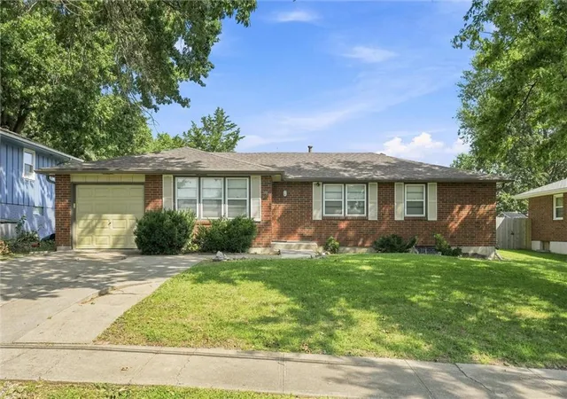 Photo 2 of Single family home for sale at 304 Ne 88th St, Kansas City, MO 64155 | MLS# 2638382 | Listing updated on 2026-09-05