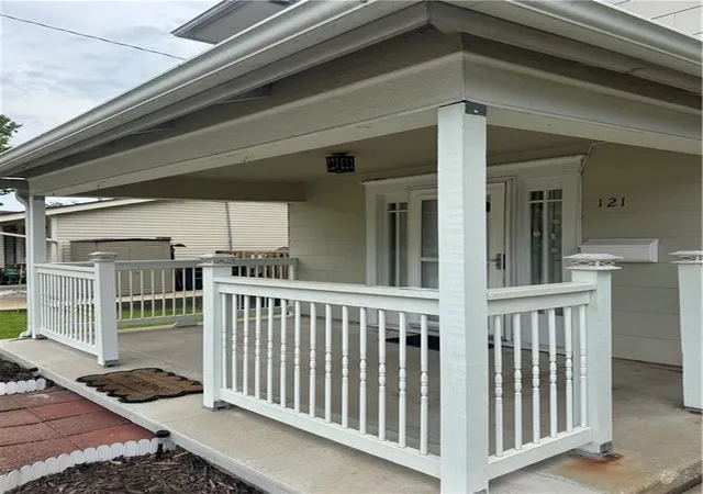 1st image of 121 S Myrtle Ave, Excelsior Springs, MO 64024 | MLS# 2638387