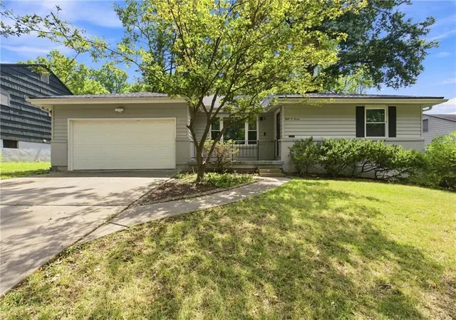 Photo 1 of Single family home for sale at 807 W 87th Ter, Kansas City, MO 64114 | MLS# 2638390 | Listing updated on 2026-10-06