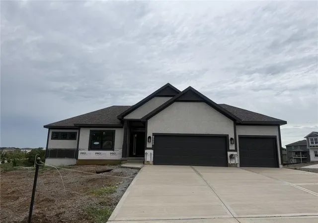Photo 1 of Sale Pending at 10417 N Highland Pl, Kansas City, MO 64155 | MLS# 2638392 | Listing updated on 2026-08-24