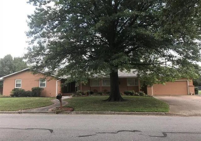 1st image of 1110 30th Dr, Parsons, KS 67357 | MLS# 2638414