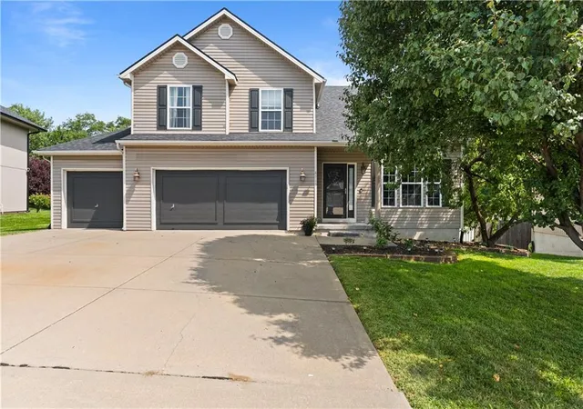 Photo 1 of Sale Pending at 8715 N Robinhood Ave, Kansas City, MO 64154 | MLS# 2638418 | Listing updated on 2026-08-27