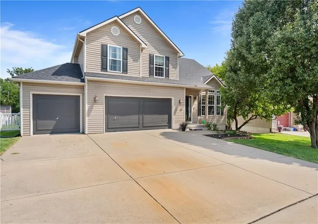 Photo 2 of Sale Pending at 8715 N Robinhood Ave, Kansas City, MO 64154 | MLS# 2638418 | Listing updated on 2026-08-27