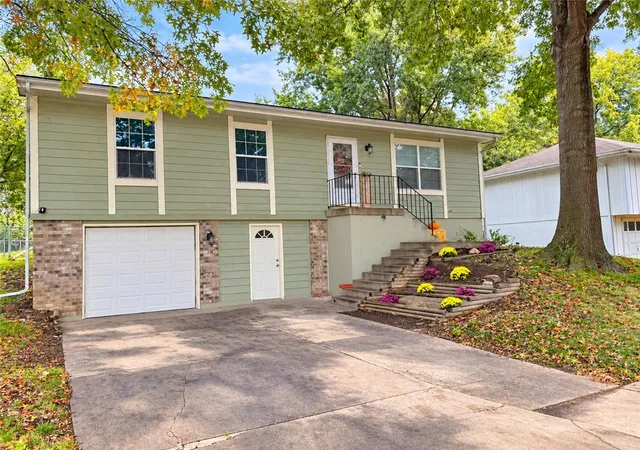 Photo 1 of Single family home for sale at 808 Se 19th St, Oak Grove, MO 64075 | MLS# 2638422 | Listing updated on 2026-10-03