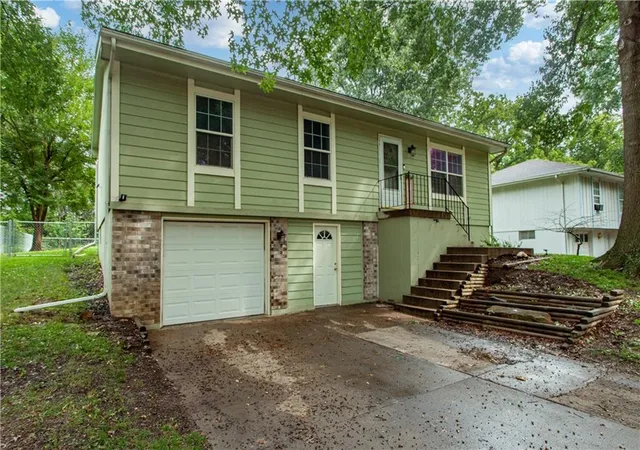 2nd image of 808 Se 19th St, Oak Grove, MO 64075 | MLS# 2638422