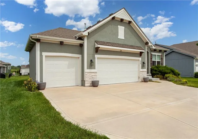 2nd image of 520 Se David Rd, Lee's Summit, MO 64082 | MLS# 2638438