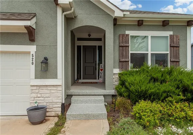 Photo 3 of Single family home for sale at 520 Se David Rd, Lee's Summit, MO 64082 | MLS# 2638438 | Listing updated on 2026-08-31