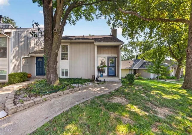 Townhouse for sale at 5725 N Oregon Ave, Kansas City, MO 64151 | MLS# 2638439