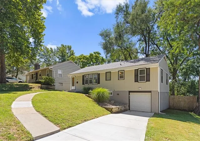 Photo 2 of Sale Pending at 15 W 91st St, Kansas City, MO 64114 | MLS# 2638474 | Listing updated on 2026-10-06