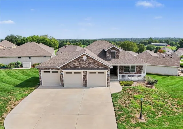 2nd image of 304 Prairie Rose Cir, Smithville, MO 64089 | MLS# 2638475